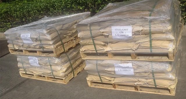 Pallets de Steel Grit G50 en almacén — granalla de acero angular AMPLEX lista para despacho